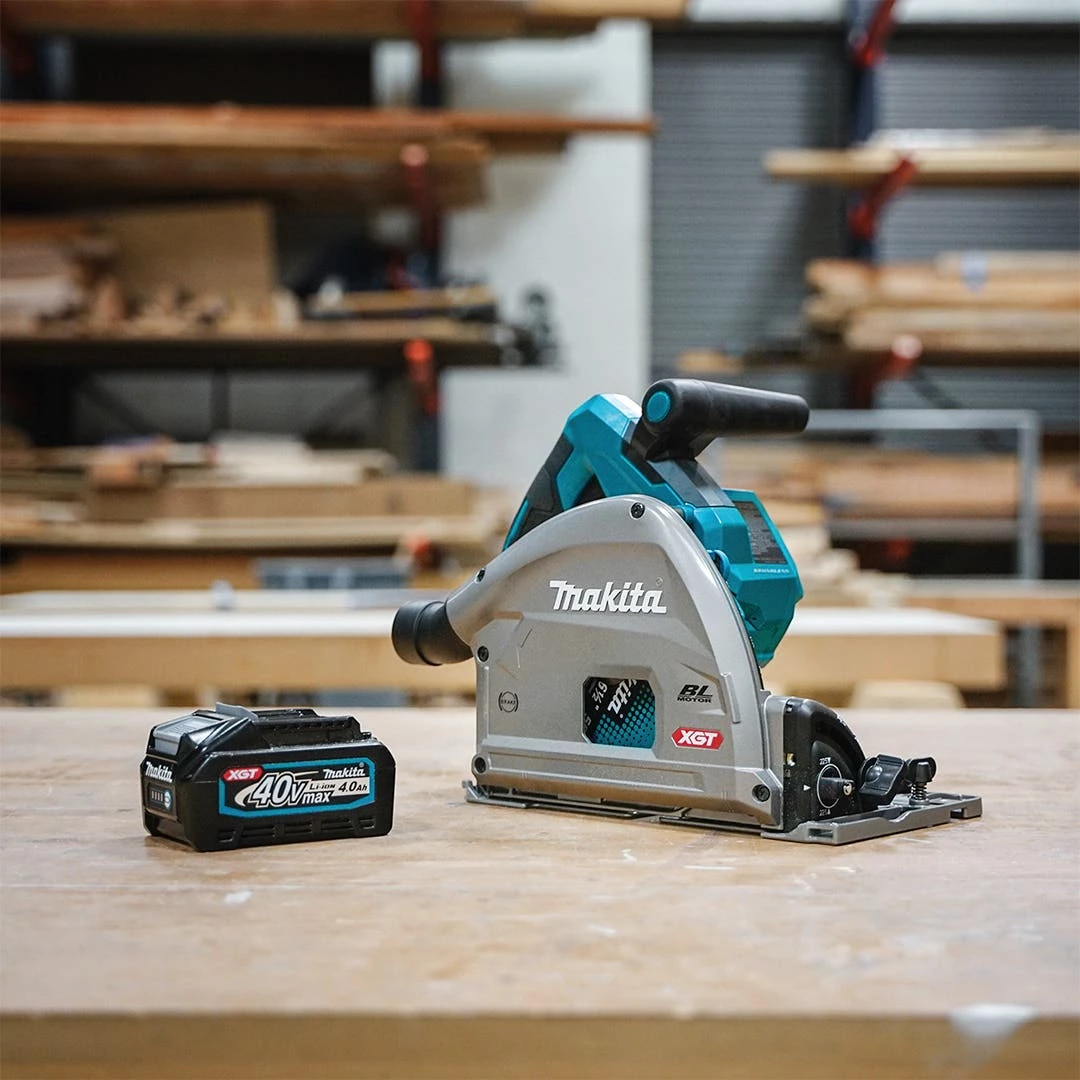 Makita 40V Max XGT Brushless Cordless 6-1/2" Plunge Circular Saw Kit, AWS Capable (with 4.0Ah battery) GPS01M1J 3 Makita 40V Max XGT Brushless Cordless 6-1/2" Plunge Circular Saw Kit, AWS Capable (with 4.0Ah battery) GPS01M1J - Image 2