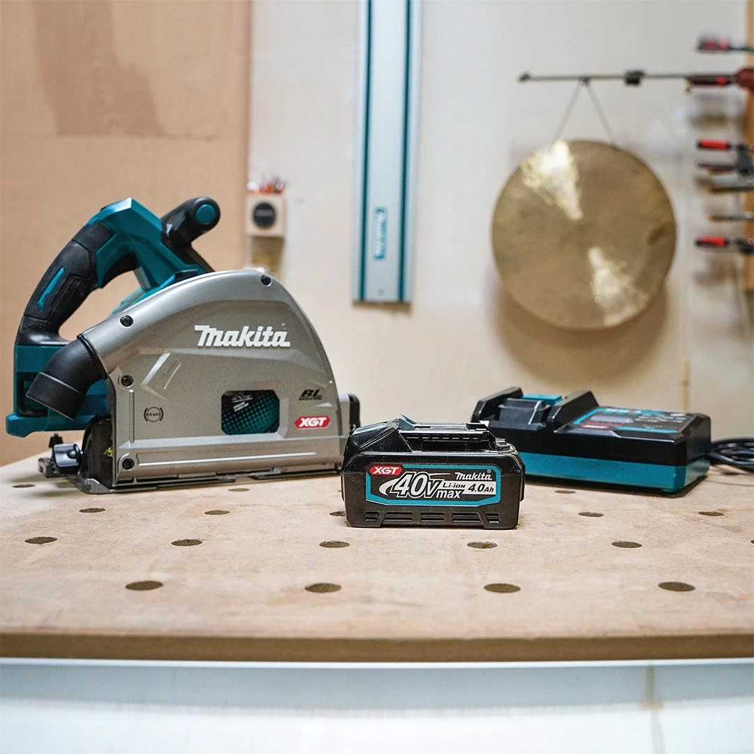 Makita 40V Max XGT Brushless Cordless 6-1/2" Plunge Circular Saw Kit, AWS Capable (with 4.0Ah battery) GPS01M1J 4 Makita 40V Max XGT Brushless Cordless 6-1/2" Plunge Circular Saw Kit, AWS Capable (with 4.0Ah battery) GPS01M1J - Image 3